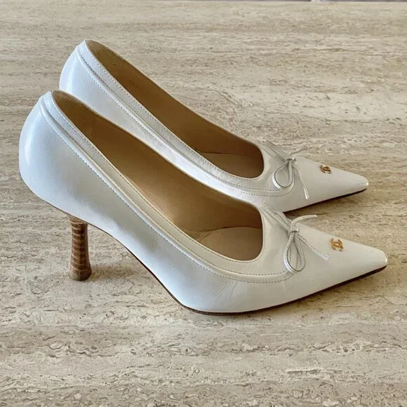 Vintage Chanel Gold CC Bow Pumps - Picture 5 of 10